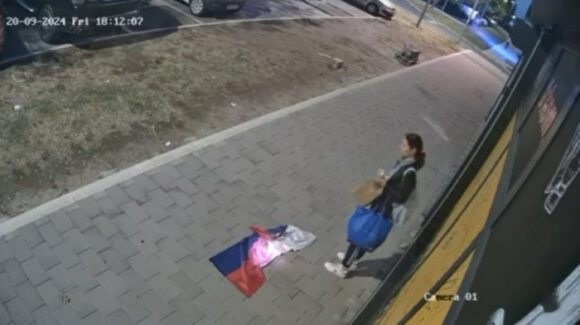 zapalila zastavu srb