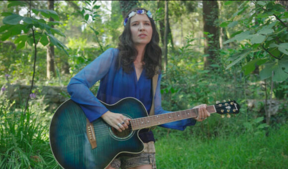 Sa novim singlom poručuje: 'Zovem te, probudi se!'