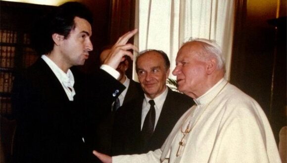 Kako može čovjek koji je tako snažno bio protiv ubijanja i agresije biti za ubijanje i agresiju?