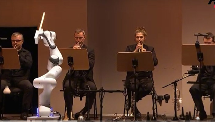 Troruki robot je dirigovao ansamblom na koncertu kojim je u nedjelju proslavljena 25. godišnjica Drezdenskog simfonijskog orkestra