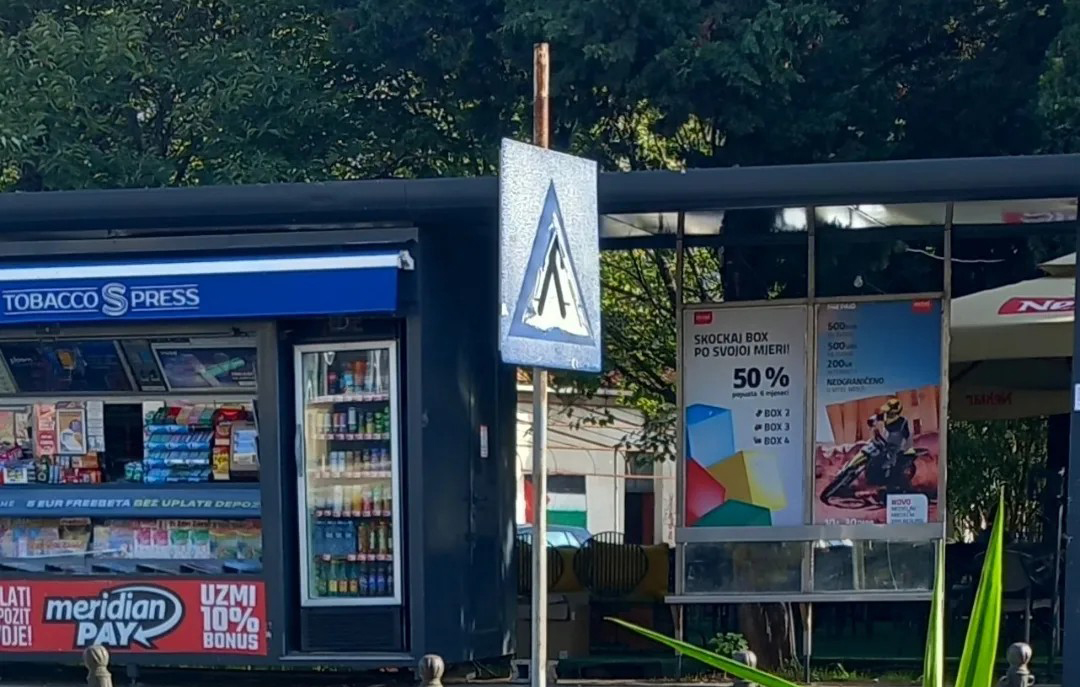 Foto: Facebook Sunce 'pojelo' saobraćajni znak