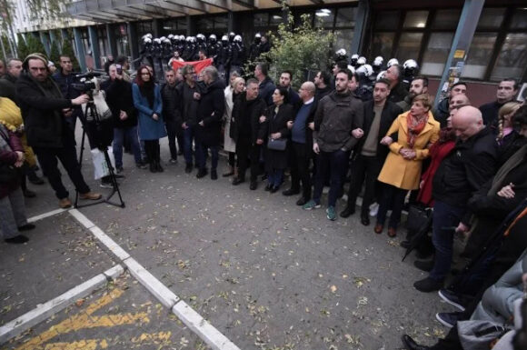 Opozicija ponovo blokirala ulaz u sud i tužilaštvo u Novom Sadu