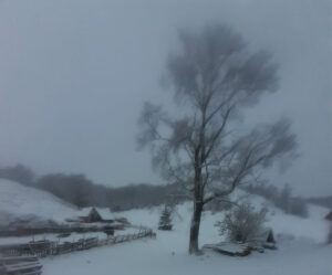 U popodnevnim satima i tokom noći u planinama na sjeveru susnježica i snijeg