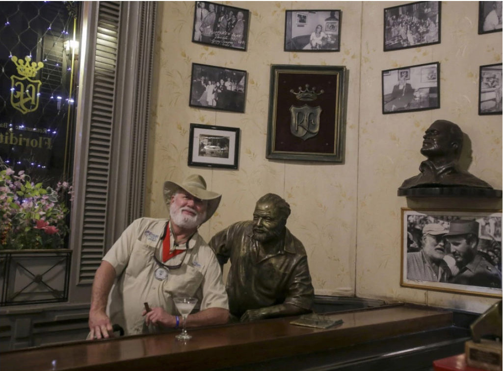 Foto: AP Photo/Ariel Ley Dvojnici Ernesta Hemingveja obišli piščeva omiljena mjesta na Kubi