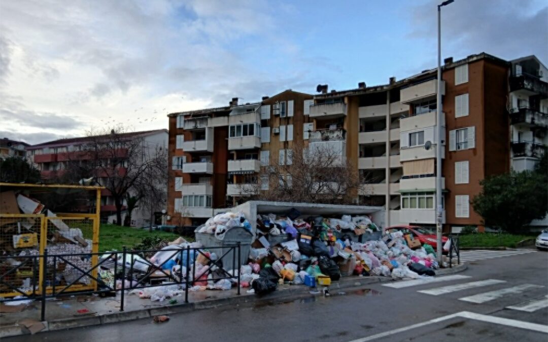 Tone smeća i dalje na ulicama Budve