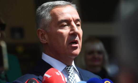 Nedokučiv je odgovor na pitanje – čemu ritualno pranje i umivanje lika i nedjela Mila Đukanovića? Kome treba Milo kao predavač na FPN u Sarajevu?