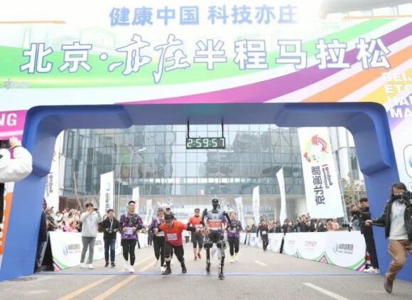 U pekinškoj četvrti Daksing održaće se u aprilu ove godine polumaraton u kojem će zajedno učestvovati ljudi i humanoidni roboti,