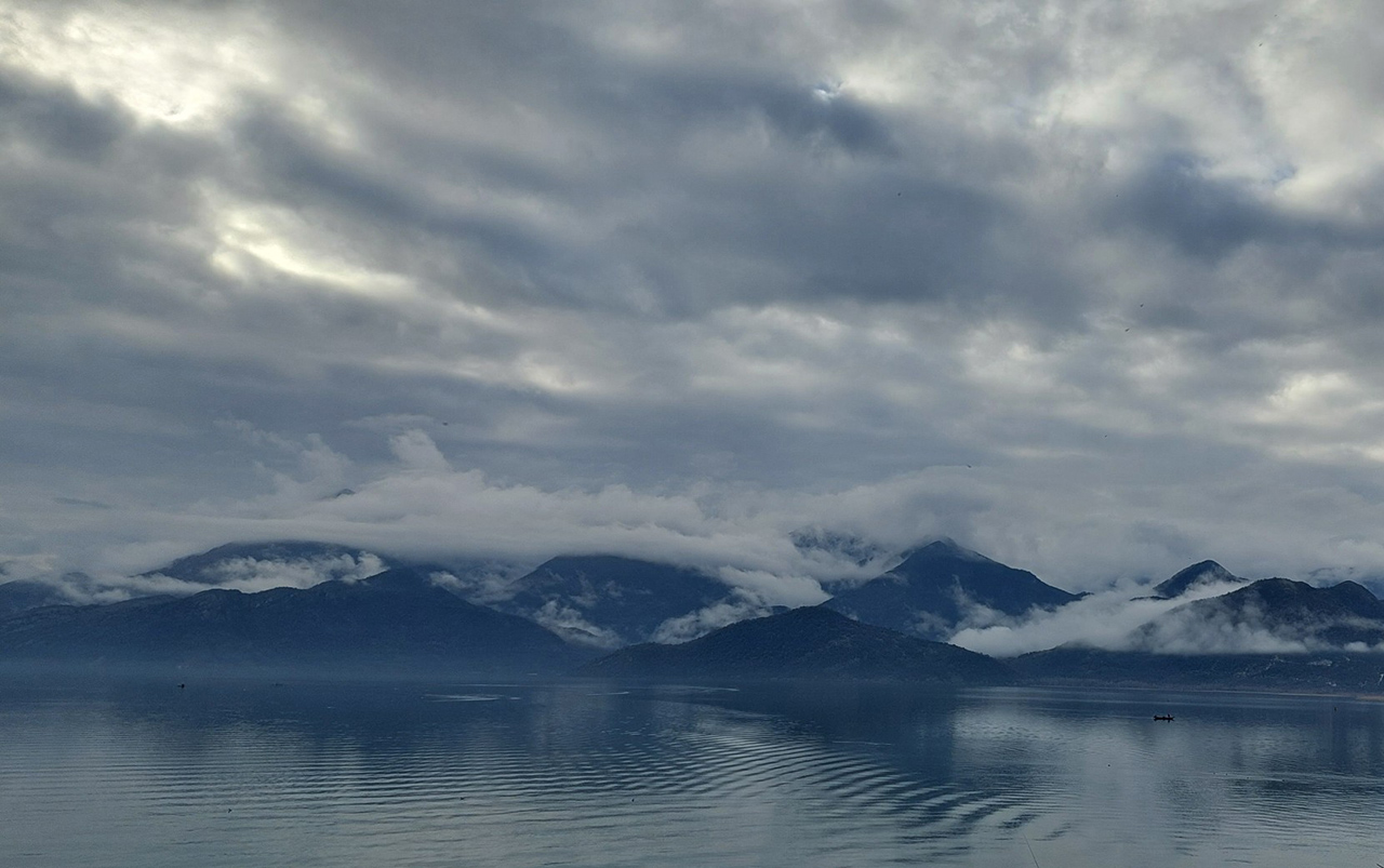 Krajem dana i tokom noći biće kiše povremeno