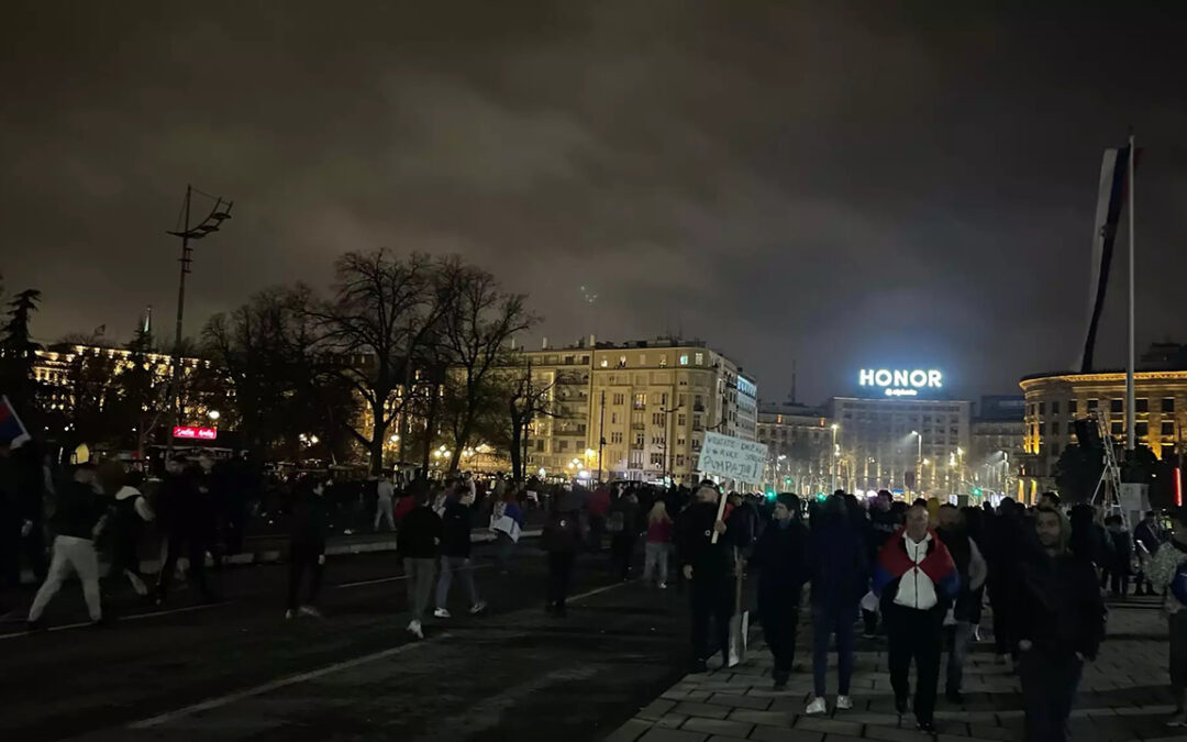 Vreme: Svijetla ispred Narodne skupštine prigušena su usled nemira koji su izbili
