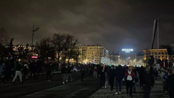 Vreme: Svijetla ispred Narodne skupštine prigušena su usled nemira koji su izbili