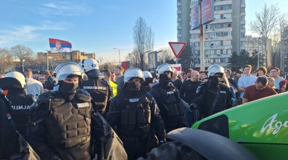 Sadašnji novinar se obradio bivšim kolegama policajcima: Ne plašite se Vučića
