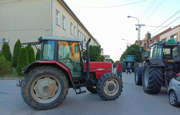 Poljoprivrednici uz studente: Traktori su krenuli za Beograd