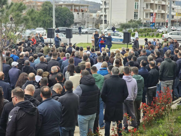 Protesni skup u Ulcinju: Naša zemlja, čast i budućnost nijesu na prodaju