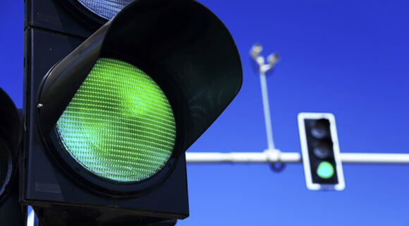 Mladiću koji je vozio električni skuter prilikom sudara s privremenim semaforom glava ostala zaglavljena unutar metalnog kućišta.