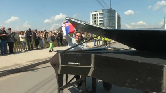 pijanista na protestu u nisu