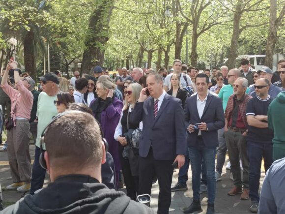 protest ispred skupstine