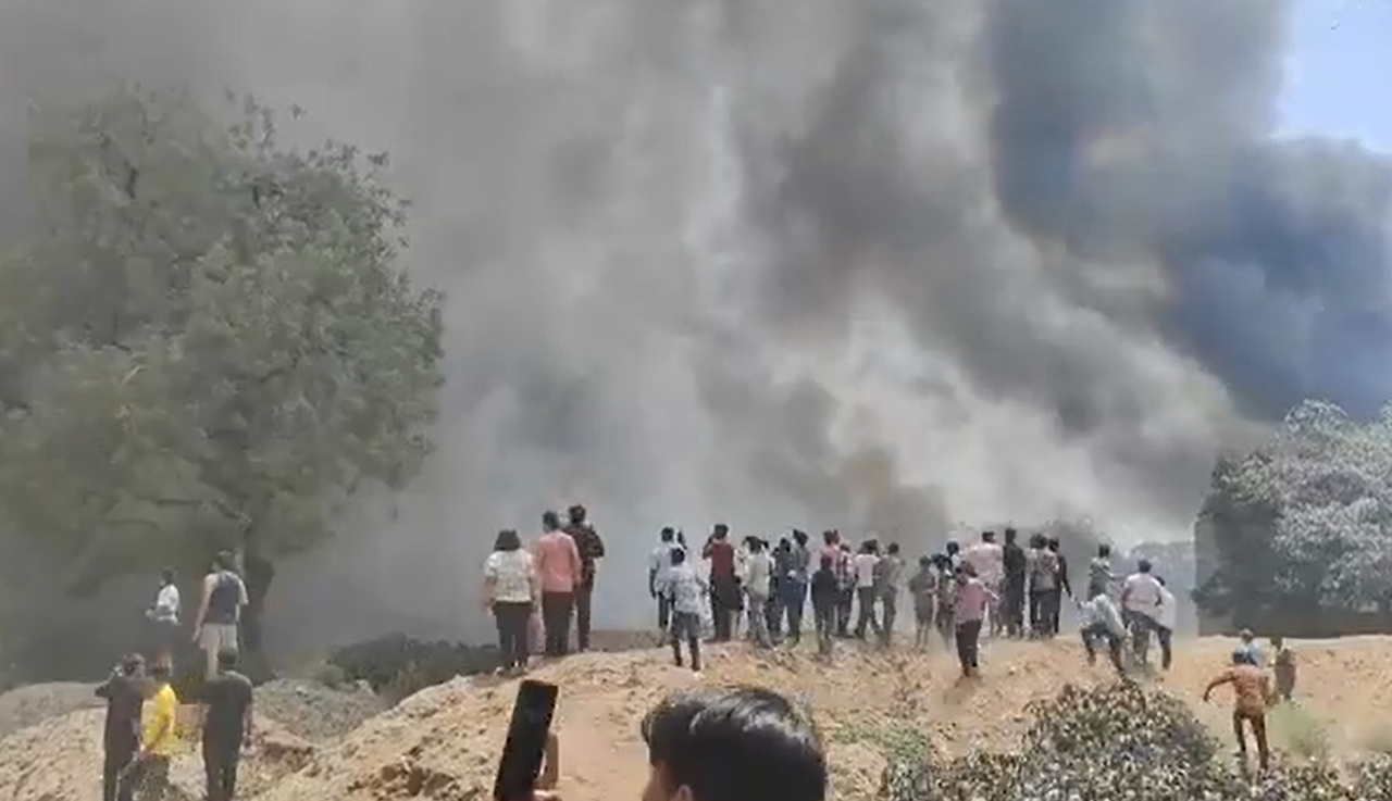 Foto: Screenshot Avionska nesreća u Indiji - boing pao naurbano područje