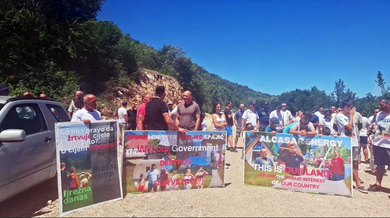 Foto: GI Spasimo Brezna Mještani Brezana blokirali put i poručili: Nećemo dozvoliti uništenje našeg selam ni po koju cijenu