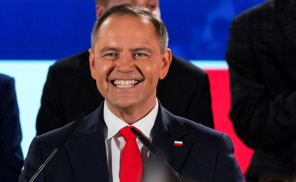 U drugom krugu predsjedničkih izbora u Poljskoj pobijedio je kandidat nacionalne desnice Karol Navrocki tijesnom većinom glasova.