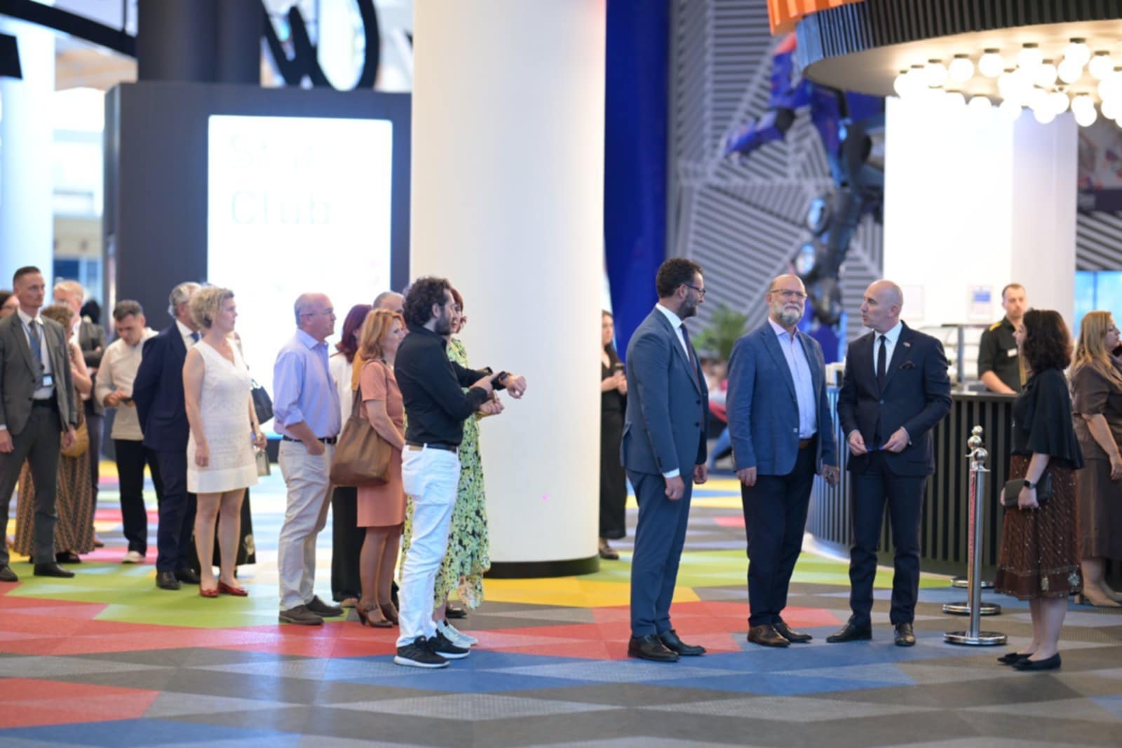 Ambasador Crne Gore Bernar Čobaj pozdravlja posjetioce Crnogorski filmovi prikazani na Kosovu