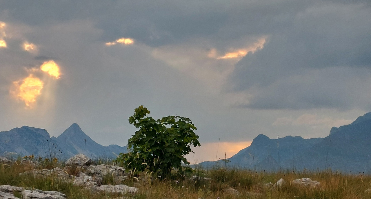 Pretežno sunčano uz malu do umjerenu povremenu oblačnost