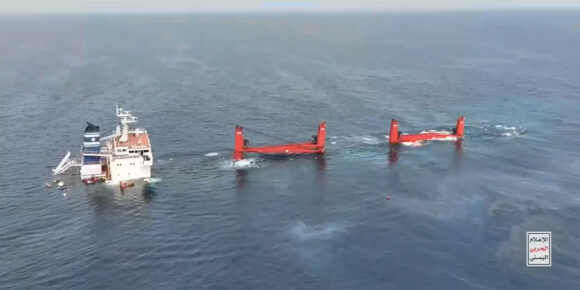 Huti potopili brod za rasuti teret