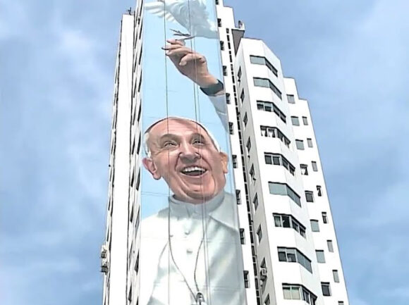 Papa Franjo na muralu