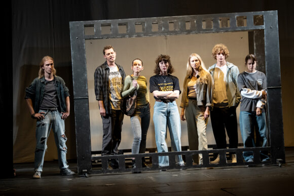 Nagrada “Dragan Radulović”, koju dodjeljuje dječji žiri, na 33. Kotorskom festivalu pozorišta za djecu otišla je u ruke Gradskog kazališta Žar ptica, za predstavu “Pet nula”.