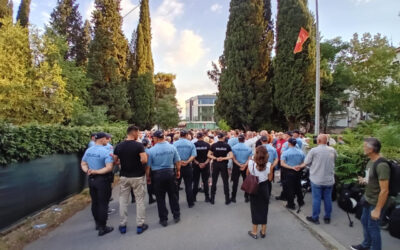 Policija biber sprejom brani Bećirovu 'trinaestojulsku nagradu'