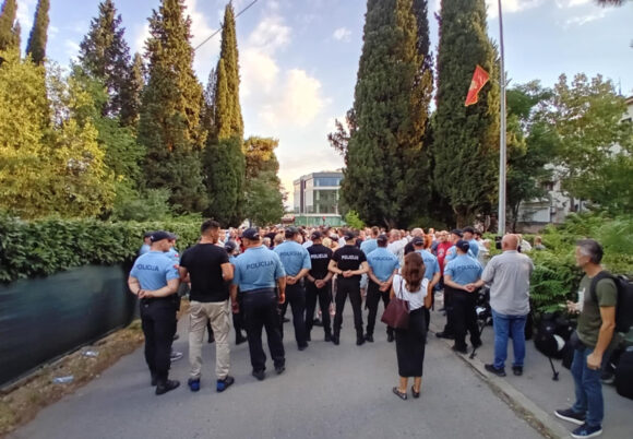 Policija biber sprejom brani Bećirovu 'trinaestojulsku nagradu'