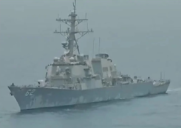 Iranski helikopter otjerao američki razarač