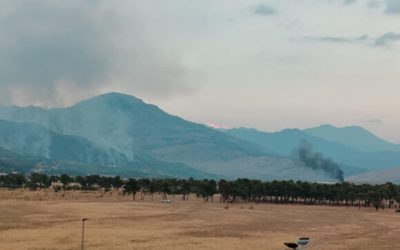 Požari bukte, gume se pale!