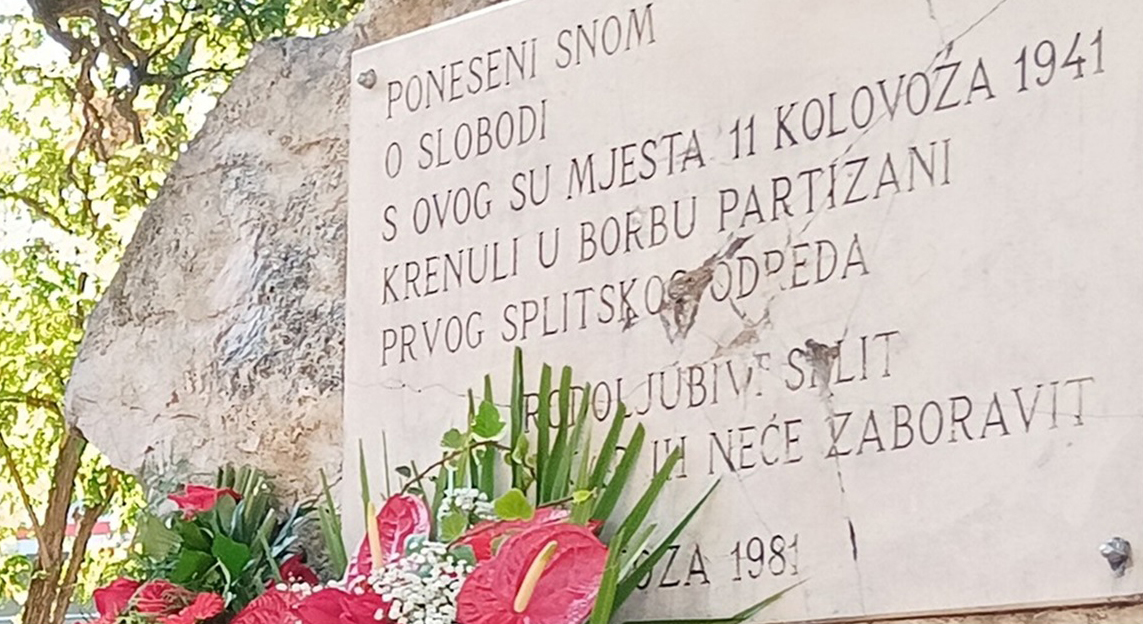 Polomljena spomen-ploča Prvom splitskom partizanskom odredu