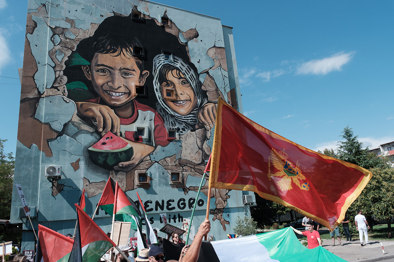 Mural u Podgorici Crna Gora kao potrčko stranih interesa