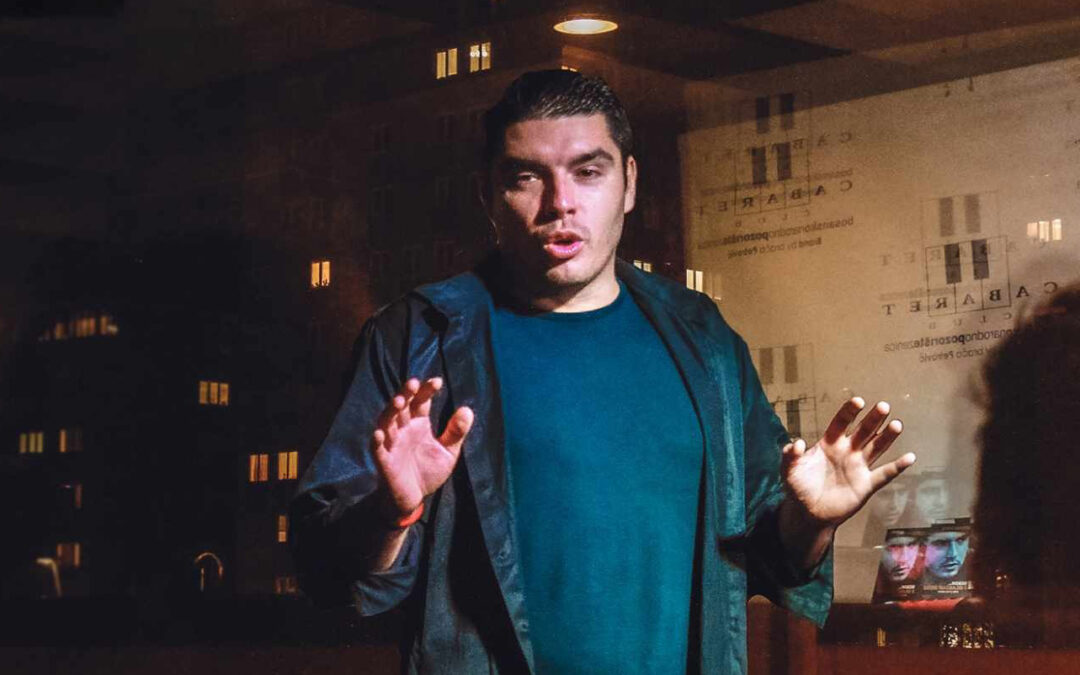 Između redova sa Stefanom Simićem: Kako nas šareni fašizam čini (ne)sretnim robovima