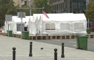 Okršaj poslanika sa policijom u Ćacilendu