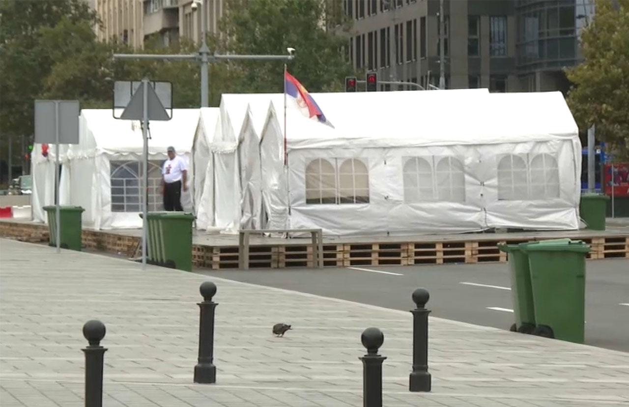 Okršaj poslanika sa policijom u Ćacilendu