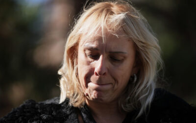 Dijana Hrka obustavila štrajk glađu, ostaje ispred Skupštine Srbije