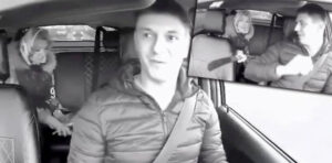 Žena kojoj se nije dopala muzika koju je taksista slušao na radiju je zaprijetila mačetom, čuje se i vidi na snimku koji je postao viralan