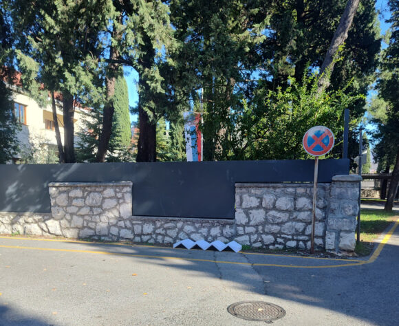 Sama pod nadstrešnicom na Trgu nezavisnosti