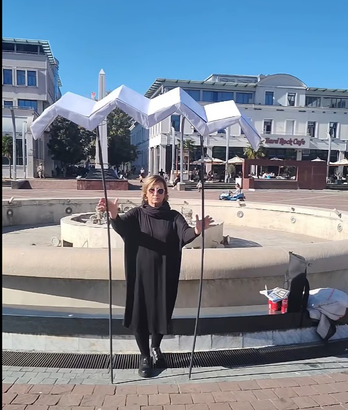 Nataša Vukićević Sama pod nadstrešnicom na Trgu nezavisnosti