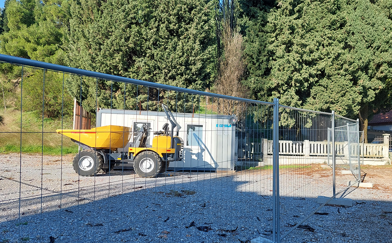 Kontejner zaklonio spomenik