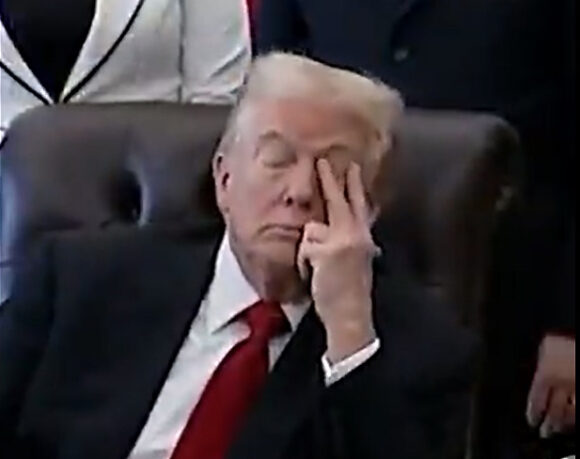 Dok je u Ovalnom kabinetu objavljivana vijest o snižavanju cijena popularnih ljekova za mršavljenje, predsjednik SAD Donald Trump se izgleda ozbiljno borio sa snom