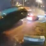 Nadzorna kamera je snimila trenutak u kojem je vozač mercedesa na jednoj saobraćajnici u Rumuniji bukvalno prelijeće autom preko kružnog toka, i dva automobila