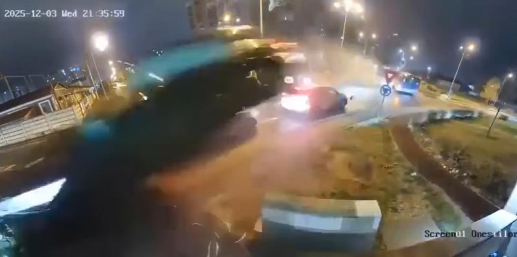 Foto: Screenshot Nadzorna kamera je snimila trenutak u kojem je vozač mercedesa na jednoj saobraćajnici u Rumuniji bukvalno prelijeće autom preko kružnog toka, i dva automobila