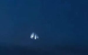 "Ono što izgleda kao padajući komad krhotina... odjednom se pretvara u KUGLE! Krhotine bi nastavile padati... one se zaustavljaju... i pozicioniraju..."