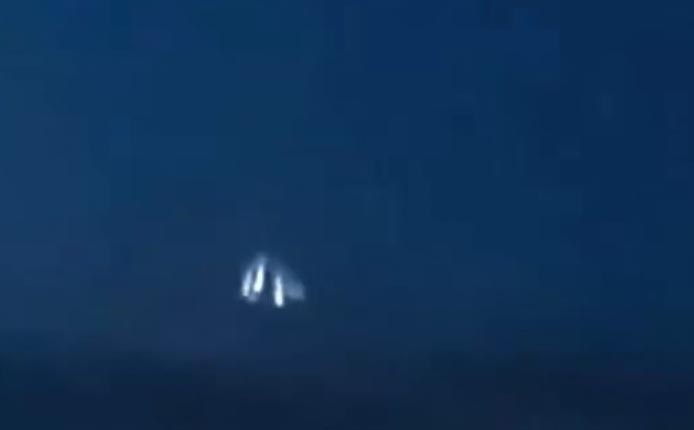 Foto: Screenshot "Ono što izgleda kao padajući komad krhotina... odjednom se pretvara u KUGLE! Krhotine bi nastavile padati... one se zaustavljaju... i pozicioniraju..."