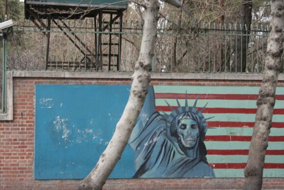 Grafit ispred nekadašnje američke ambasade u Teheranu. FOTO: Ninara / Wikimedia Commons