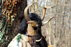 Baba Marta personifikuje mjesec mart sa svim njegovim ćudljivim, nepredvidivim vremenom – jednog dana sunčano i toplo kao proljeće, sjutradan snijeg, vjetar ili mećava