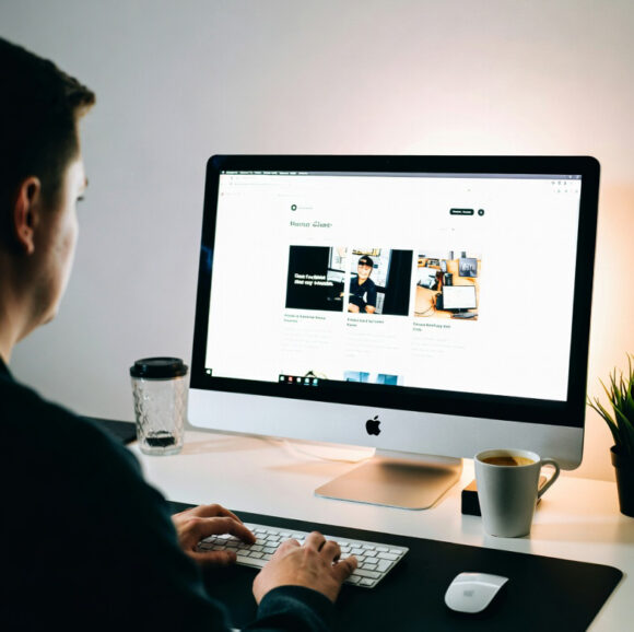 Dugi boravak za kompjuterom sam po sebi ne uzrokuje rak pluća na direktan način.